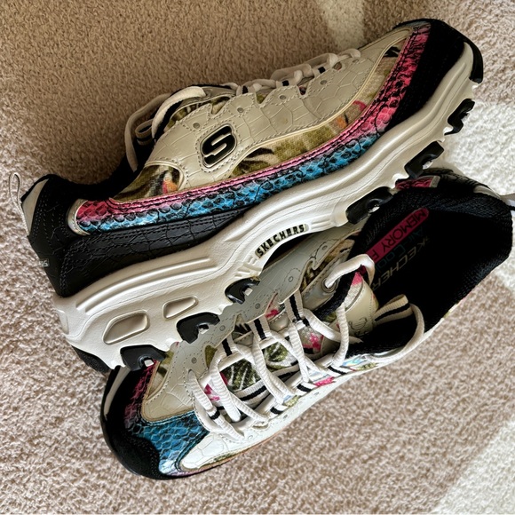 Ladies Skechers D’Lites air-cooled memory foam athletic shoes - Picture 4 of 16